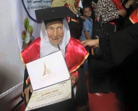 الحاجة فاطمة تطلب العلم في التسعين وتتخرج من الجامعة بفلسطين صورة رقم 1