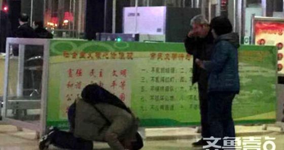 شاب صيني يسجد لوالديه العجوزين برا بهما يثير ردود فعل متباينة صورة رقم 1