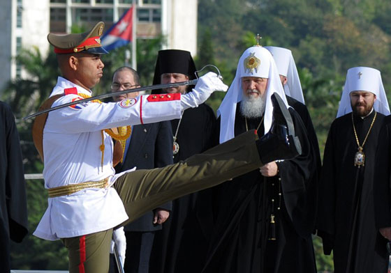  لقاء تاريخي.. بابا الفاتيكان وبطريرك روسيا يدعوان لتوحيد الكلمة في مواجهة الارهاب صورة رقم 3