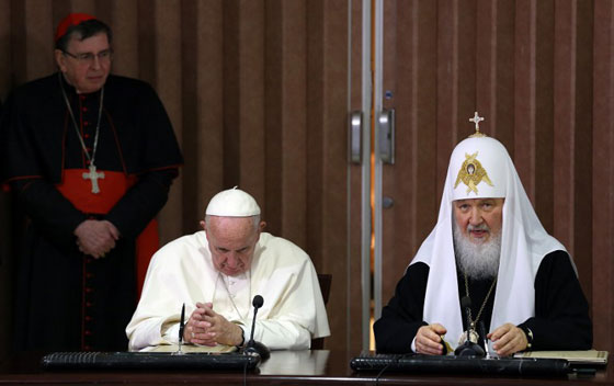  لقاء تاريخي.. بابا الفاتيكان وبطريرك روسيا يدعوان لتوحيد الكلمة في مواجهة الارهاب صورة رقم 13