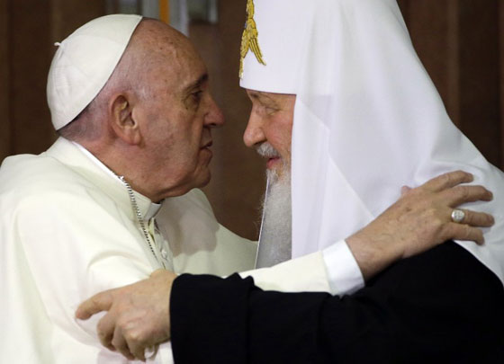  لقاء تاريخي.. بابا الفاتيكان وبطريرك روسيا يدعوان لتوحيد الكلمة في مواجهة الارهاب صورة رقم 11
