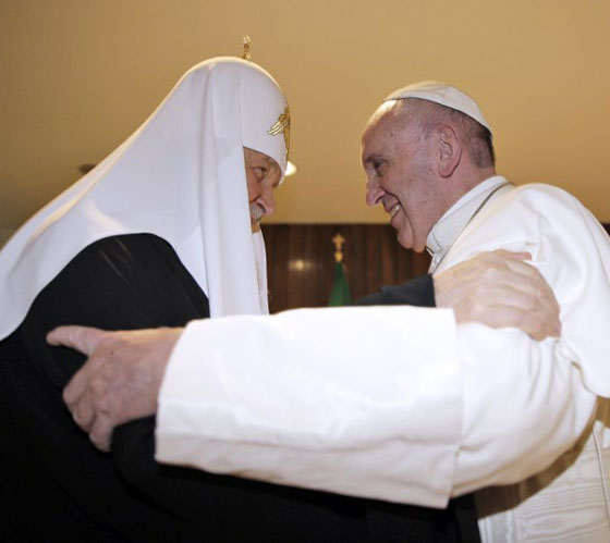  لقاء تاريخي.. بابا الفاتيكان وبطريرك روسيا يدعوان لتوحيد الكلمة في مواجهة الارهاب صورة رقم 1