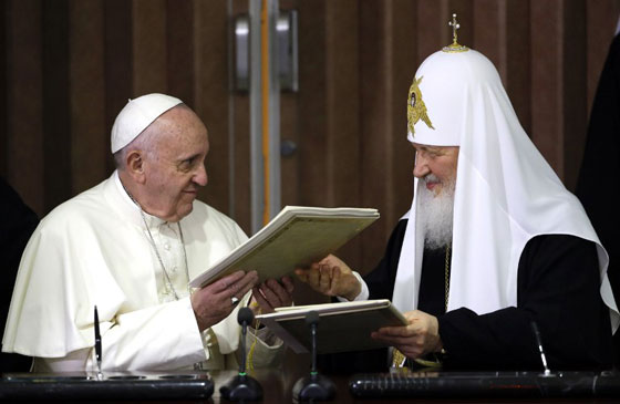  لقاء تاريخي.. بابا الفاتيكان وبطريرك روسيا يدعوان لتوحيد الكلمة في مواجهة الارهاب صورة رقم 14