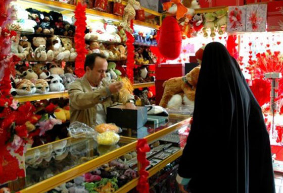 الايرانيون يحتفلون بعيد الحب رغم منع حكومتهم له!! صورة رقم 1