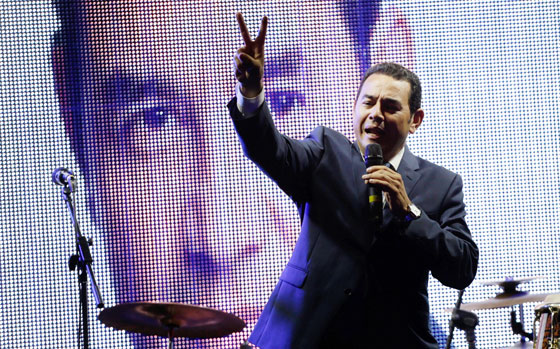 الرئيس الغواتيمالي يفي بوعده لناخبيه ويتبرع بنصف راتبه للفقراء!! صورة رقم 6