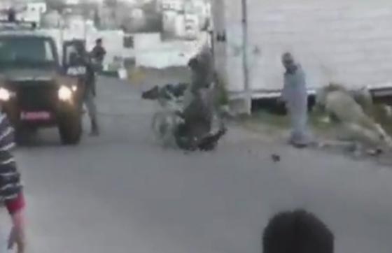 فيديو مؤلم يظهر اعتداء الجنود الاسرائيليين على فلسطيني مقعد صورة رقم 1