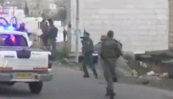 فيديو مؤلم يظهر اعتداء الجنود الاسرائيليين على فلسطيني مقعد صورة رقم 3