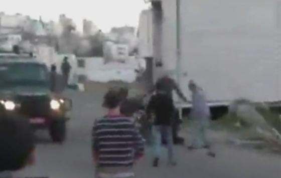 فيديو مؤلم يظهر اعتداء الجنود الاسرائيليين على فلسطيني مقعد صورة رقم 2