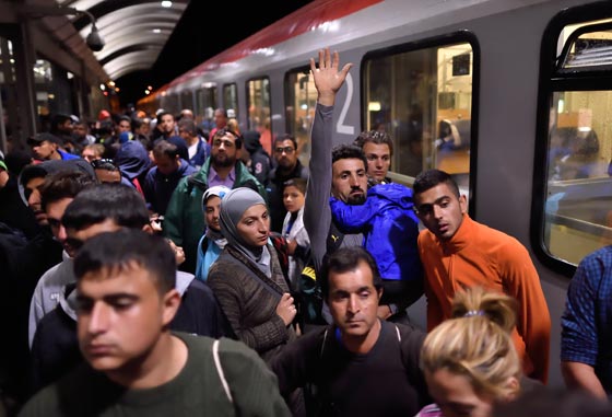 اسرائيلي يخوض تجربة ايجابية مع لاجئين سوريين في المانيا صورة رقم 10