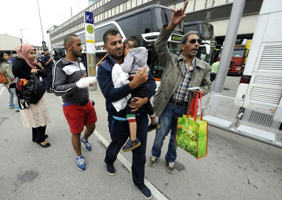 اسرائيلي يخوض تجربة ايجابية مع لاجئين سوريين في المانيا صورة رقم 7