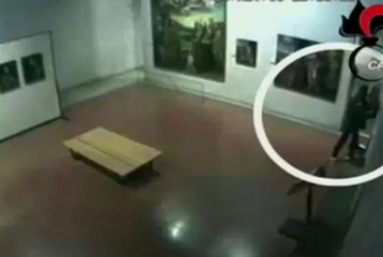 فيديو يظهر عملية سطو على متحف وسرقة لوحات بملايين الدولارات صورة رقم 3