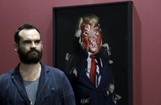 فنان يصنع من كومة نفايات وجه المرشح الامريكي دونالد ترامب صورة رقم 1