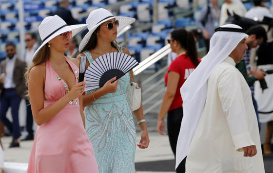 صور وفيديو تتجلى فيها اناقة الرجل والمرأة ليلة سباق دبي العالمي صورة رقم 9