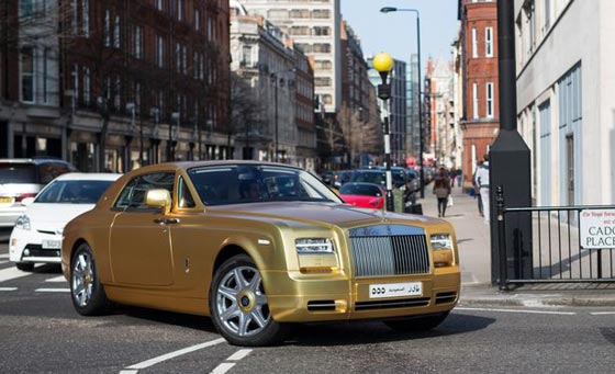 لندن: سيارة مغطاة بالذهب تضع مليارديرا خليجيا في دائرة الضوء صورة رقم 4