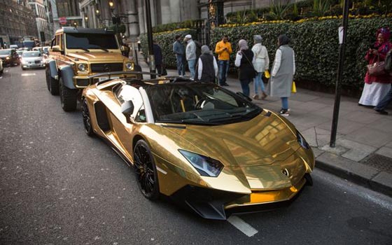 لندن: سيارة مغطاة بالذهب تضع مليارديرا خليجيا في دائرة الضوء صورة رقم 1