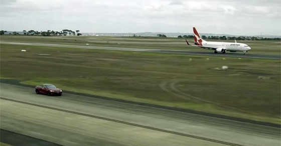 فيديو مثير.. سباق بين سيارة كهربائية وطائرة بوينغ 737 صورة رقم 5