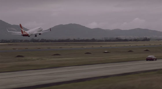 فيديو مثير.. سباق بين سيارة كهربائية وطائرة بوينغ 737 صورة رقم 4