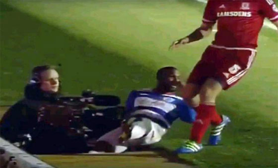 فيديو طريف.. حفرة تبتلع لاعب كرة قدم امام اعين الملايين!! صورة رقم 2