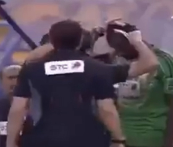  السعودية: فيديو طريف لإيقاف مباراة كرة قدم بسبب قصة شعر كافرة   صورة رقم 2
