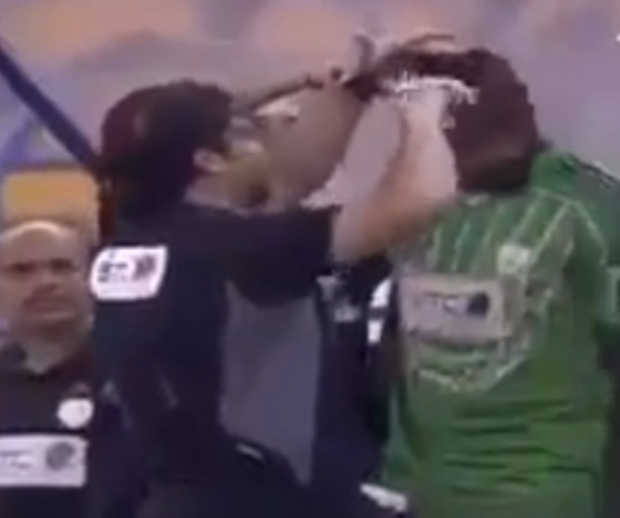  السعودية: فيديو طريف لإيقاف مباراة كرة قدم بسبب قصة شعر كافرة   صورة رقم 4