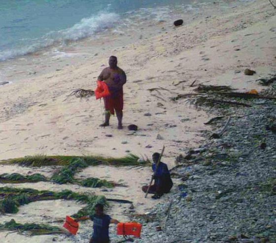 النجدة بسعف النخيل تنقذ ثلاثة رجال تاهو في جزيرة نائية صورة رقم 3