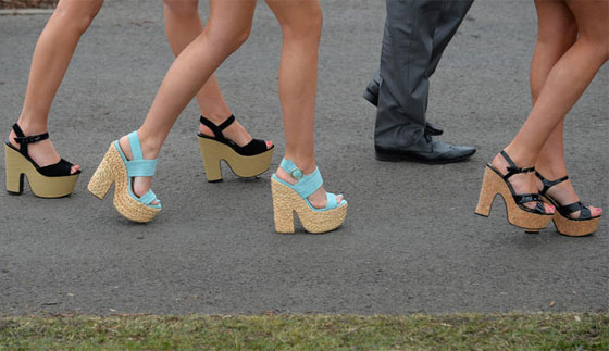  صور اجمل احذية ارتدتها نساء الطبقة المخملية في سباقات الخيول صورة رقم 9