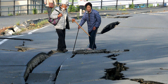  زلزال ثان بقوة 7.1 يضرب اليابان مجددا وانباء عن قتلى وانهيار مبان صورة رقم 10