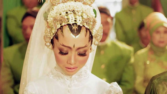 مهر العروس حول العالم: مصارعة اسد، 25 فارا، حوت وكيّ العريس بالنار صورة رقم 1