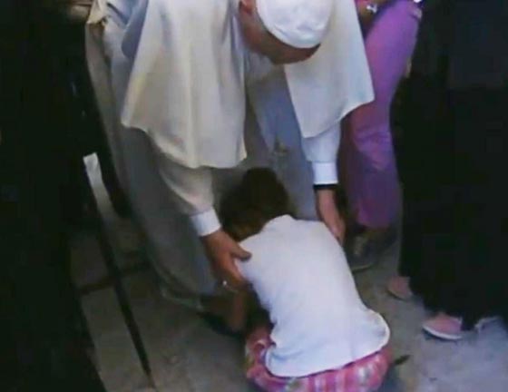  فيديو مؤثر: طفلة سورية تنحني عند قدمي بابا الفاتيكان متوسلة انقاذها من الجوع صورة رقم 2