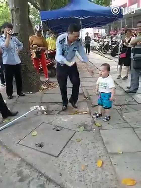 فيديو طريف.. طفل يدافع عن امه بشراسة على طريقة الساموراي صورة رقم 1