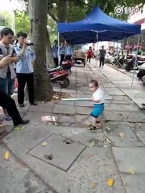 فيديو طريف.. طفل يدافع عن امه بشراسة على طريقة الساموراي صورة رقم 3