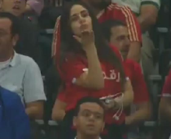 قبلة للجمهور من فتاة حسناء تشعل مواقع التواصل بمصر.. شاهد صورة رقم 1