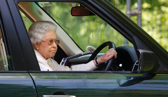 ما سر العلاقة الحميمة بين الملكة اليزانيث وسيارة رينج روفر منذ 70 عاما صورة رقم 4