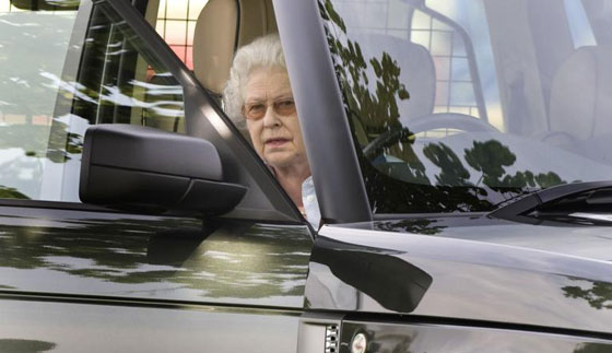 ما سر العلاقة الحميمة بين الملكة اليزانيث وسيارة رينج روفر منذ 70 عاما صورة رقم 7