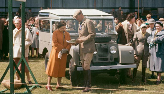 ما سر العلاقة الحميمة بين الملكة اليزانيث وسيارة رينج روفر منذ 70 عاما صورة رقم 2