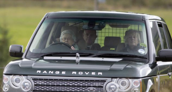 ما سر العلاقة الحميمة بين الملكة اليزانيث وسيارة رينج روفر منذ 70 عاما صورة رقم 9