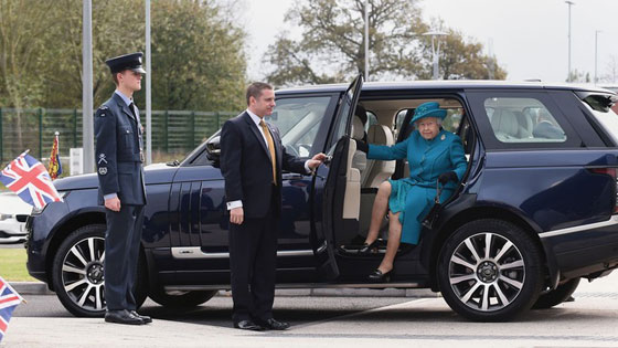 ما سر العلاقة الحميمة بين الملكة اليزانيث وسيارة رينج روفر منذ 70 عاما صورة رقم 1