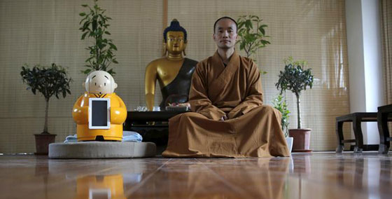  ابتكار روبوت يؤدي مهام راهب معبد بوذي في الصين صورة رقم 2