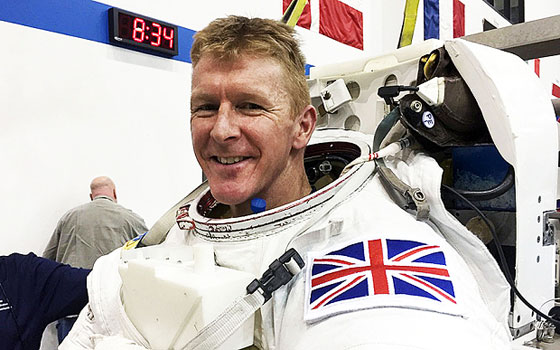  رائد فضاء يشارك في ماراثون لندن ويركض على الاتفاع 402 كم بالفضاء صورة رقم 4