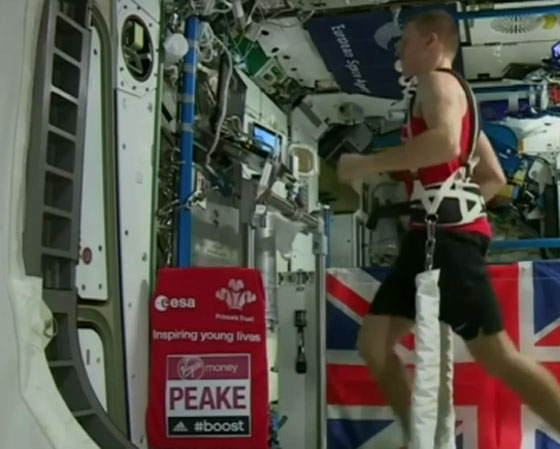  رائد فضاء يشارك في ماراثون لندن ويركض على الاتفاع 402 كم بالفضاء صورة رقم 1