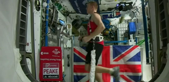  رائد فضاء يشارك في ماراثون لندن ويركض على الاتفاع 402 كم بالفضاء صورة رقم 2