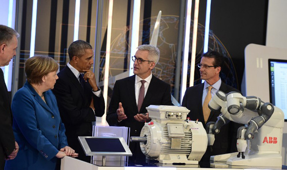 نظارات الواقع الافتراضي وسيلة اوباما لممازحة ميركل صورة رقم 8
