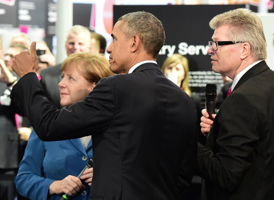 نظارات الواقع الافتراضي وسيلة اوباما لممازحة ميركل صورة رقم 10