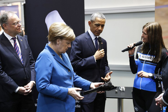 نظارات الواقع الافتراضي وسيلة اوباما لممازحة ميركل صورة رقم 18