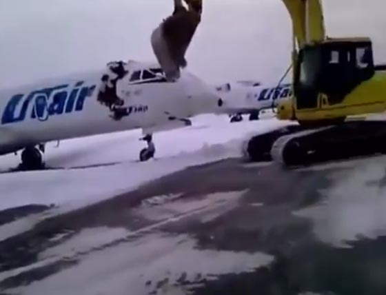  فيديو مذهل.. موظف مطار طرد من العمل فركب حفارا وقام بتحطيم طائرة صورة رقم 1