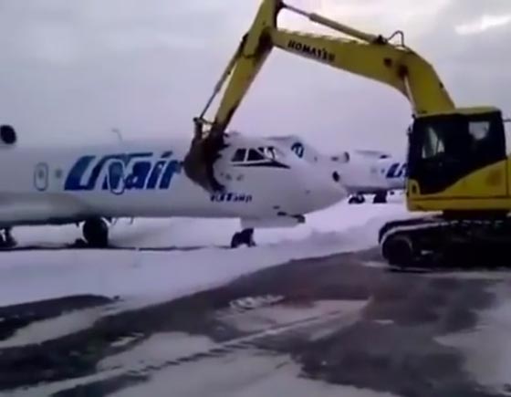  فيديو مذهل.. موظف مطار طرد من العمل فركب حفارا وقام بتحطيم طائرة صورة رقم 2