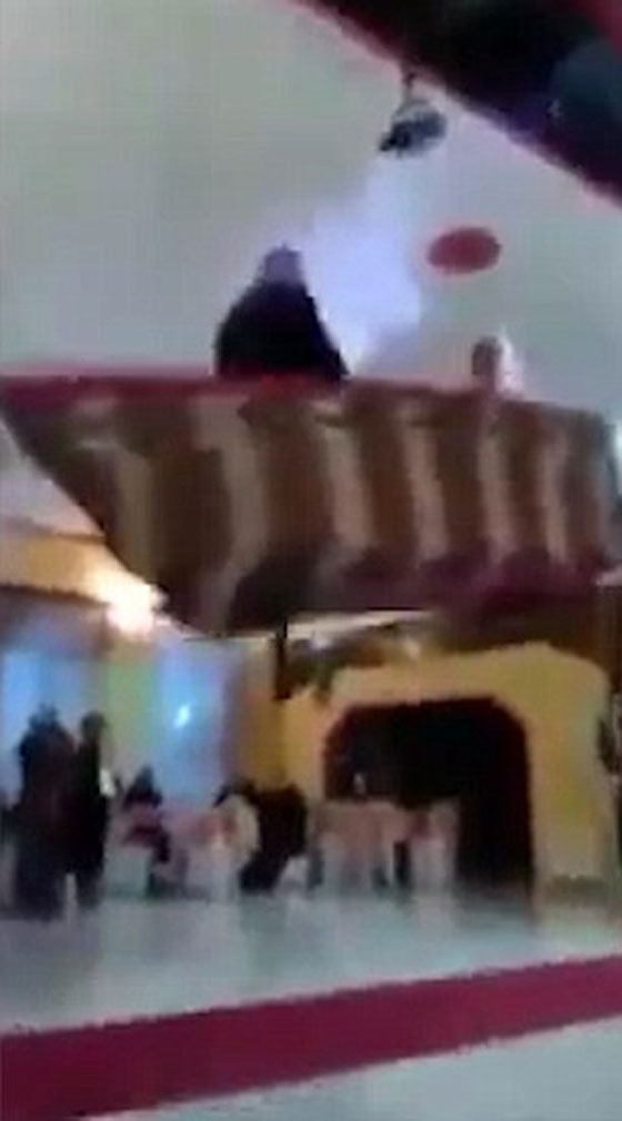 فيديو مؤلم.. عروسان يدخلان قاعة الافراح بقارب والنتيجة كارثية صورة رقم 6