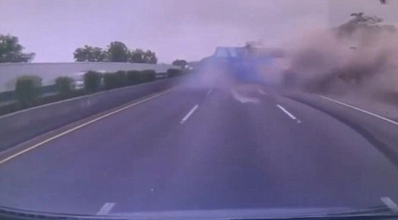  فيديو مروع.. تحطم حافلة ركاب بعد فقدان السائق المتهور السيطرة صورة رقم 4