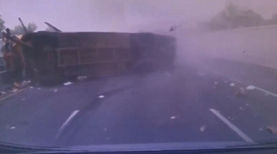  فيديو مروع.. تحطم حافلة ركاب بعد فقدان السائق المتهور السيطرة صورة رقم 2