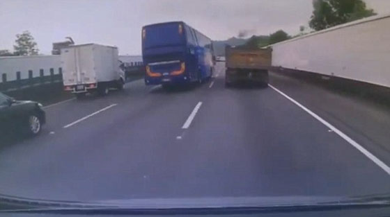  فيديو مروع.. تحطم حافلة ركاب بعد فقدان السائق المتهور السيطرة صورة رقم 3
